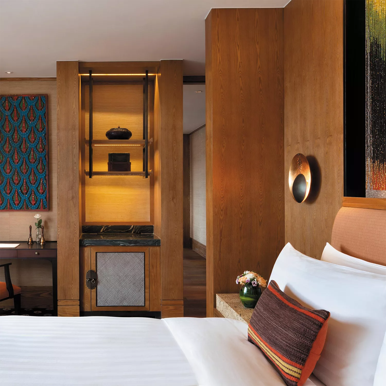 Classic-hotel-queen-room-bedroom-furiture-wooden-bed